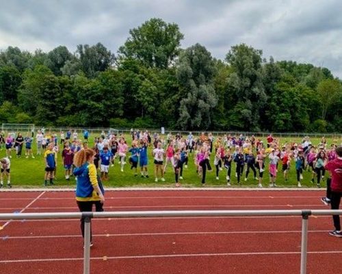 Ein Tag voller Lachen, Wettkampfgeist und Gemeinschaft – „Grundschule trifft Kinderleichtathletik“ bei der LG Weissacher Tal
