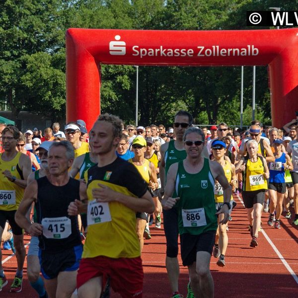 Claus Baumann, der langjährige frühere Volkslaufwart von WLV und DLV und Moderator des Hechinger Panoramalaufs, brachte es dann auch auf den Punkt: "Wichtig ist zunächst einmal, dass alle Läuferinnen und Läufer gesund ins Ziel gekommen sind!"  Nichtsdestotrotz gab es aber auch auf der Strecke in Hechingen schnelle Zeiten und sowohl die Tageswertung als auch die Gesamtwertung des WLV-Team-Lauf-Cups 2019 waren hart umkämpft. Und spätestens bei der von WLV-Vizepräsident Dieter Schneider und Gerhard Lang, Mitglied des WLV-Fachausschusses Freizeit- Lauf- und Gesundheitssport, vorgenommenen Siegerehrung waren alle wieder erholt und konnten sich über Pokale, Medaillen und Urkunden freuen.  Die kompletten Ergebnisse folgen in Kürze