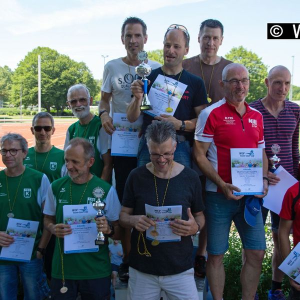 Claus Baumann, der langjährige frühere Volkslaufwart von WLV und DLV und Moderator des Hechinger Panoramalaufs, brachte es dann auch auf den Punkt: "Wichtig ist zunächst einmal, dass alle Läuferinnen und Läufer gesund ins Ziel gekommen sind!"  Nichtsdestotrotz gab es aber auch auf der Strecke in Hechingen schnelle Zeiten und sowohl die Tageswertung als auch die Gesamtwertung des WLV-Team-Lauf-Cups 2019 waren hart umkämpft. Und spätestens bei der von WLV-Vizepräsident Dieter Schneider und Gerhard Lang, Mitglied des WLV-Fachausschusses Freizeit- Lauf- und Gesundheitssport, vorgenommenen Siegerehrung waren alle wieder erholt und konnten sich über Pokale, Medaillen und Urkunden freuen.  Die kompletten Ergebnisse folgen in Kürze