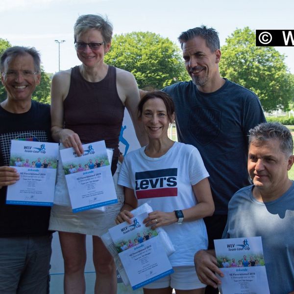 Claus Baumann, der langjährige frühere Volkslaufwart von WLV und DLV und Moderator des Hechinger Panoramalaufs, brachte es dann auch auf den Punkt: "Wichtig ist zunächst einmal, dass alle Läuferinnen und Läufer gesund ins Ziel gekommen sind!"  Nichtsdestotrotz gab es aber auch auf der Strecke in Hechingen schnelle Zeiten und sowohl die Tageswertung als auch die Gesamtwertung des WLV-Team-Lauf-Cups 2019 waren hart umkämpft. Und spätestens bei der von WLV-Vizepräsident Dieter Schneider und Gerhard Lang, Mitglied des WLV-Fachausschusses Freizeit- Lauf- und Gesundheitssport, vorgenommenen Siegerehrung waren alle wieder erholt und konnten sich über Pokale, Medaillen und Urkunden freuen.  Die kompletten Ergebnisse folgen in Kürze