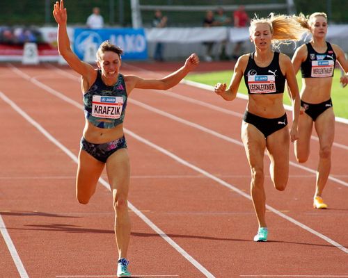 Carolina Krafzik stürmt allen davon - 20 Meter für Simon Bayer