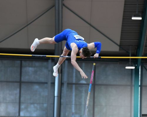 Jonathan Hummel (LG Leinfelden) steht erfolgreich in der Luft.
